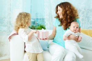 רעיונות למתנת יום הולדת לאמא טרייה – 12 מתנות מרגשות ושימושיות במיוחד